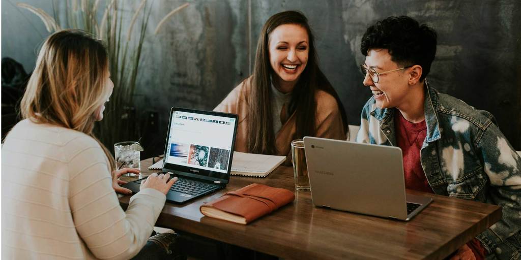 Kollegen arbeiten an Laptops