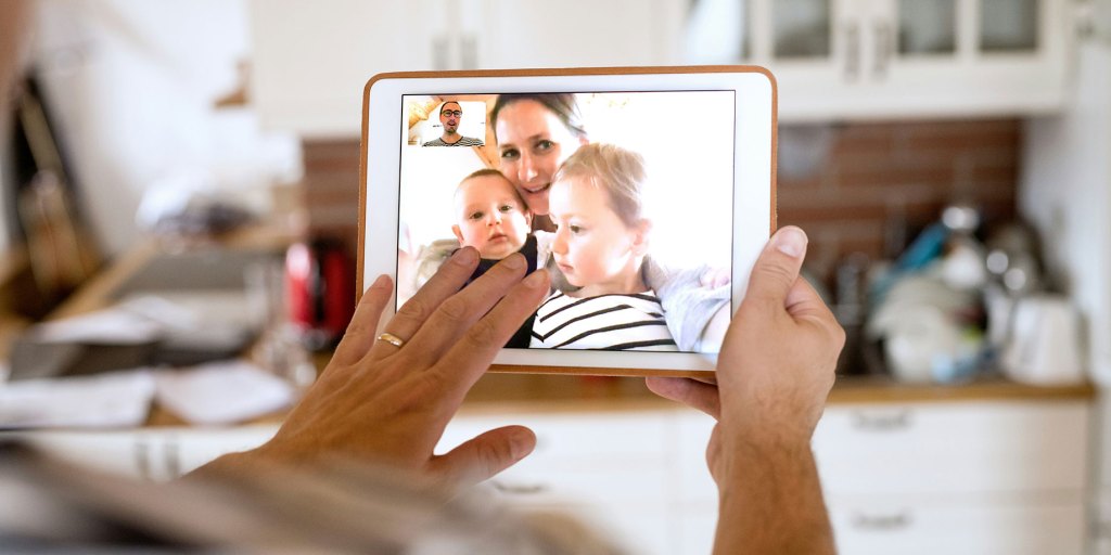 Tomando una foto con una tableta