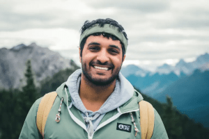 une personne souriante