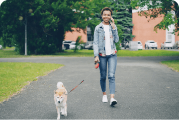 une personne qui promène son chien