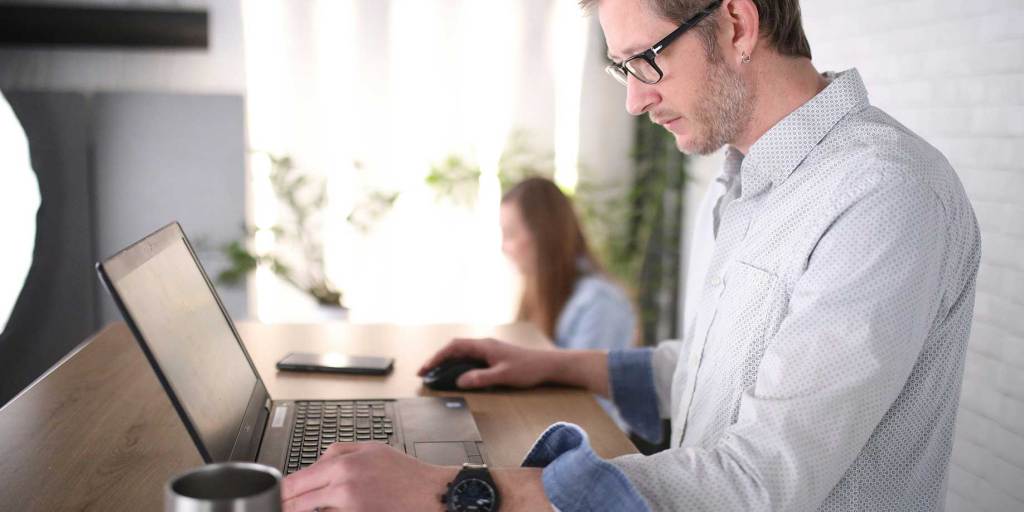 una persona in cerca di lavoro con un computer portatile