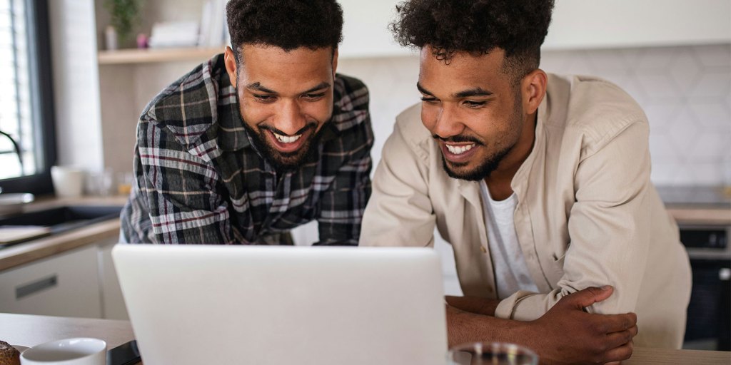 Amigos a trabalhar juntos na sua angariação de fundos